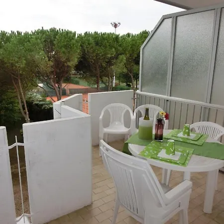 House With Balcony And Swimming Pool Apartment