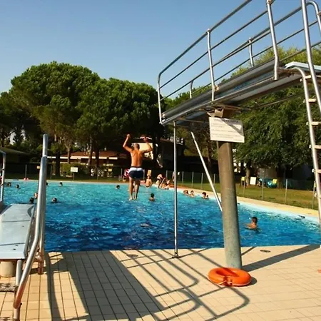 House With Balcony And Swimming Pool 比比翁